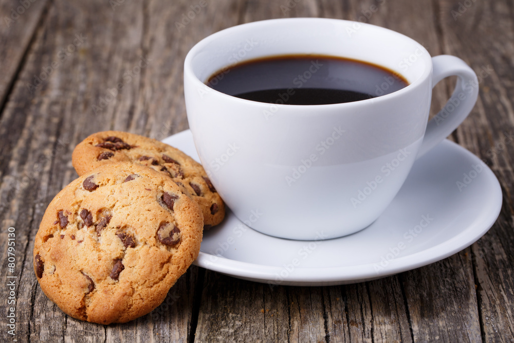 Cup of coffee with cookies on a wooden table. - obrazy, fototapety, plakaty 