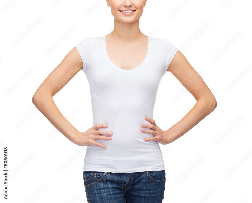 Obraz premium smiling woman in blank white t-shirt