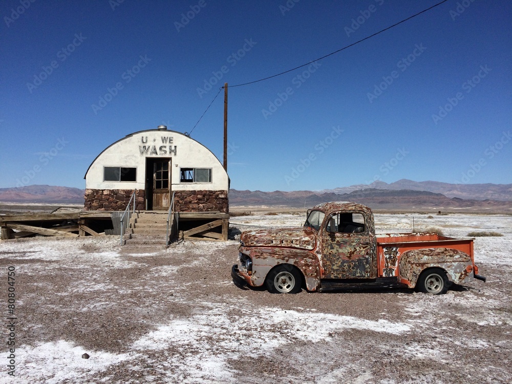Fotografie abandon laundromat in the desert