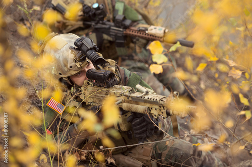 U.S. soldiers team aiming at a target of weapons © kaninstudio