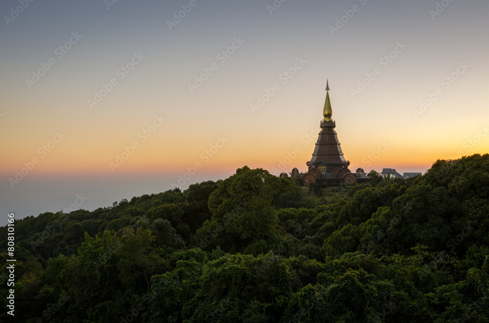 Chedi auf dem höchsten Berg Thailands