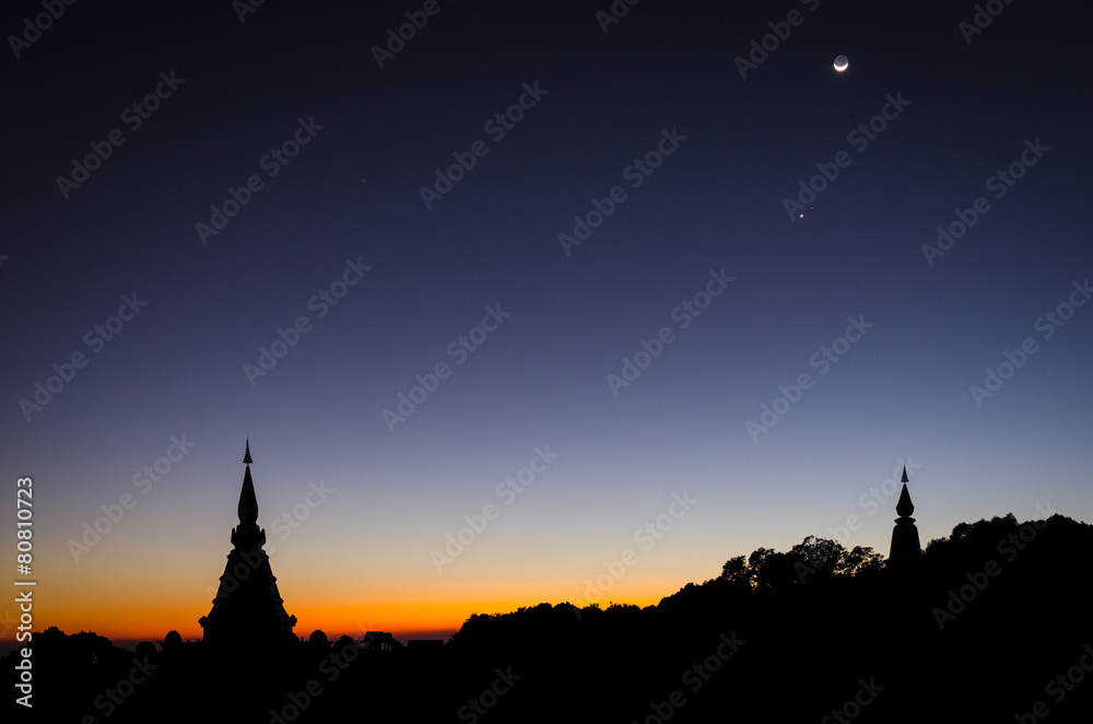 Obraz premium Chedis auf dem höchsten Berg Thailands