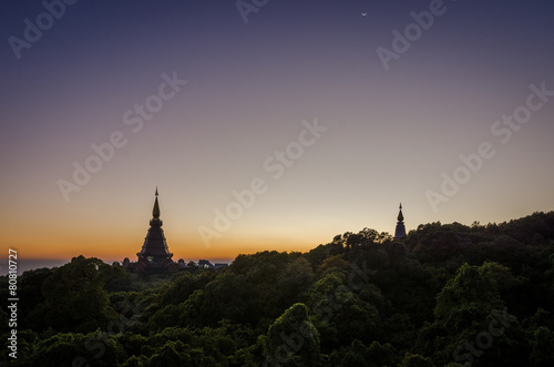 Chedis auf dem höchsten Berg Thailands