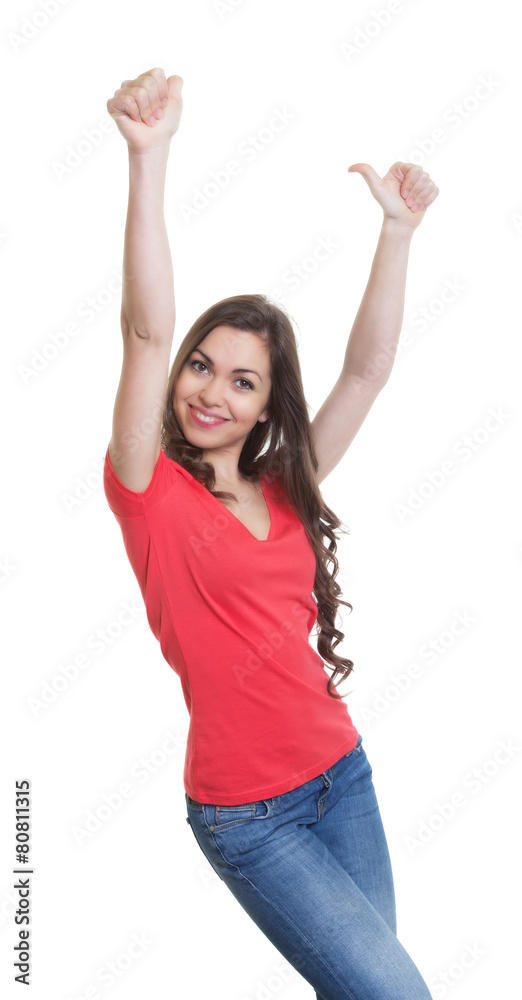 Jubelnde Frau mit langen dunklen Haaren und rotem Shirt Jubelnde Frau mit langen dunklen Haaren und rotem Shirt