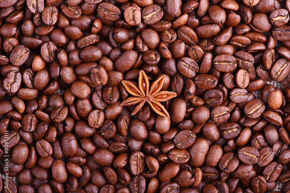 Obraz premium Brown coffee, cinnamon and star anise on the table