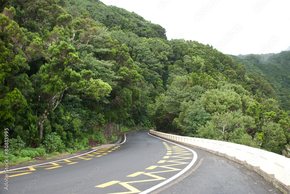 Straße im Anagagebirge Straße im Anagagebirge