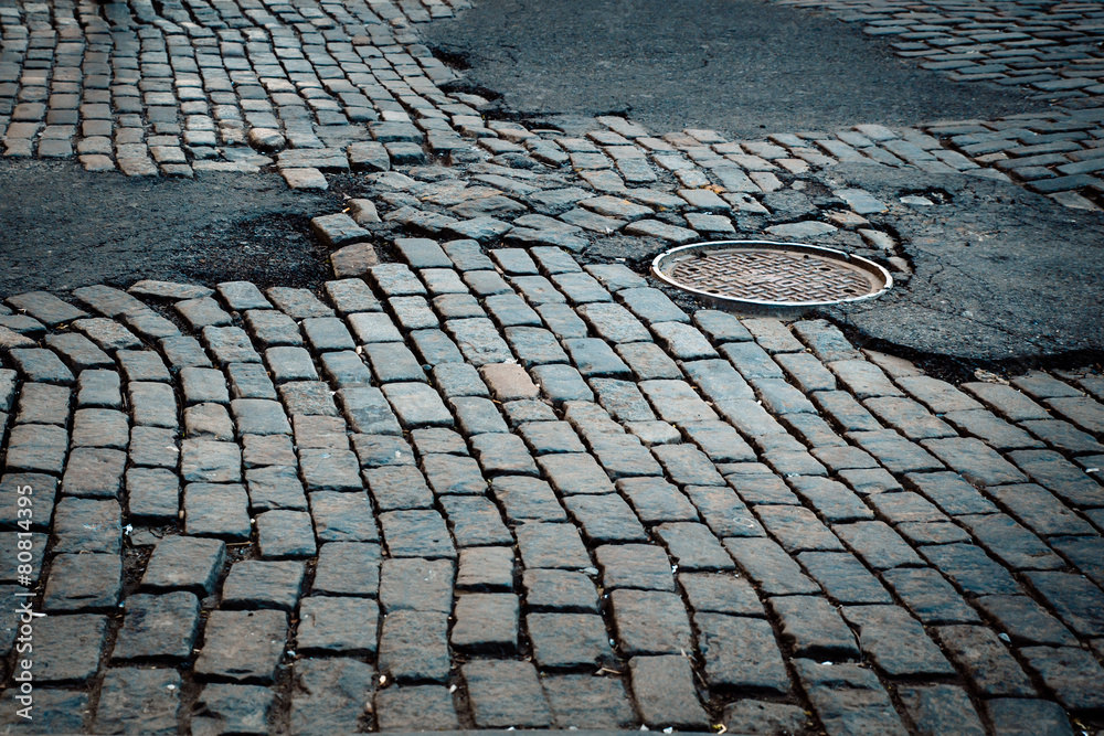 Obraz premium Rough old cobblestone street in New York City