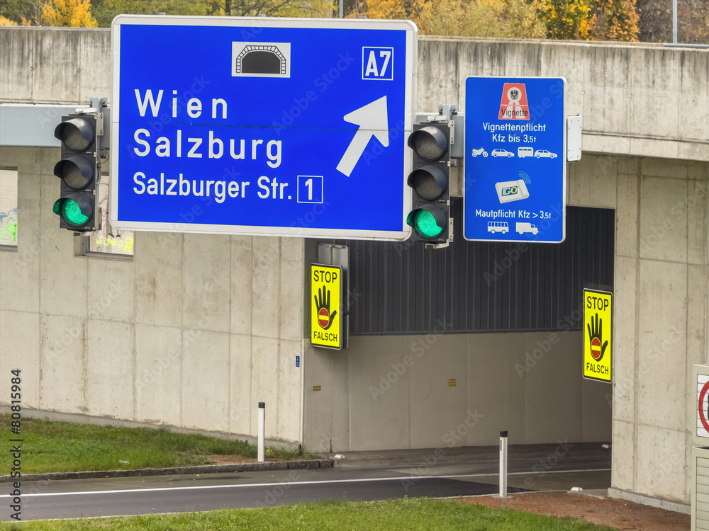 Obraz premium Österreich, Linz, Stadtautobahn