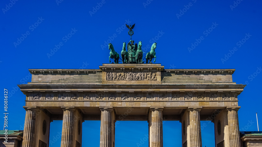 Quadriga thront auf Brandenburger Tor in Berlin
