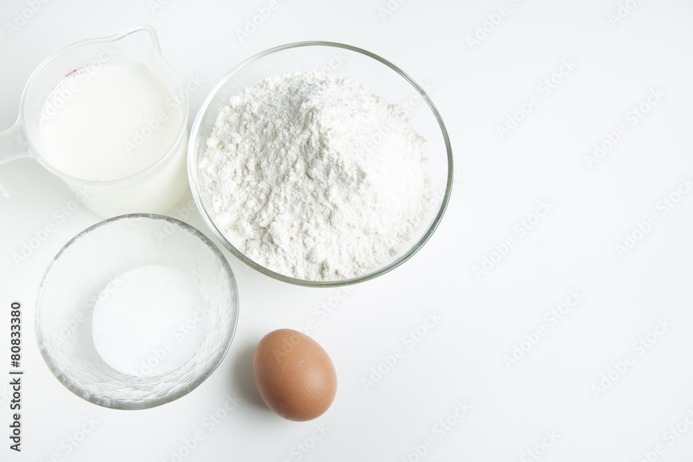 Eierkuchen, Eier, Mehl, Zucker und Milch Eierkuchen, Eier, Mehl, Zucker und Milch