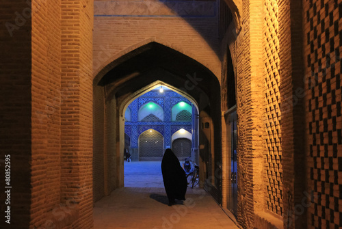 Schilderij op canvas iranian women on the old esfahan street