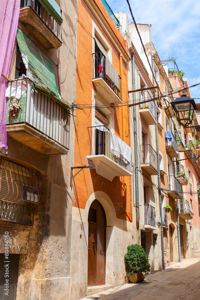 Fototapeta premium Narrow empty street of Tarragona city, Spain