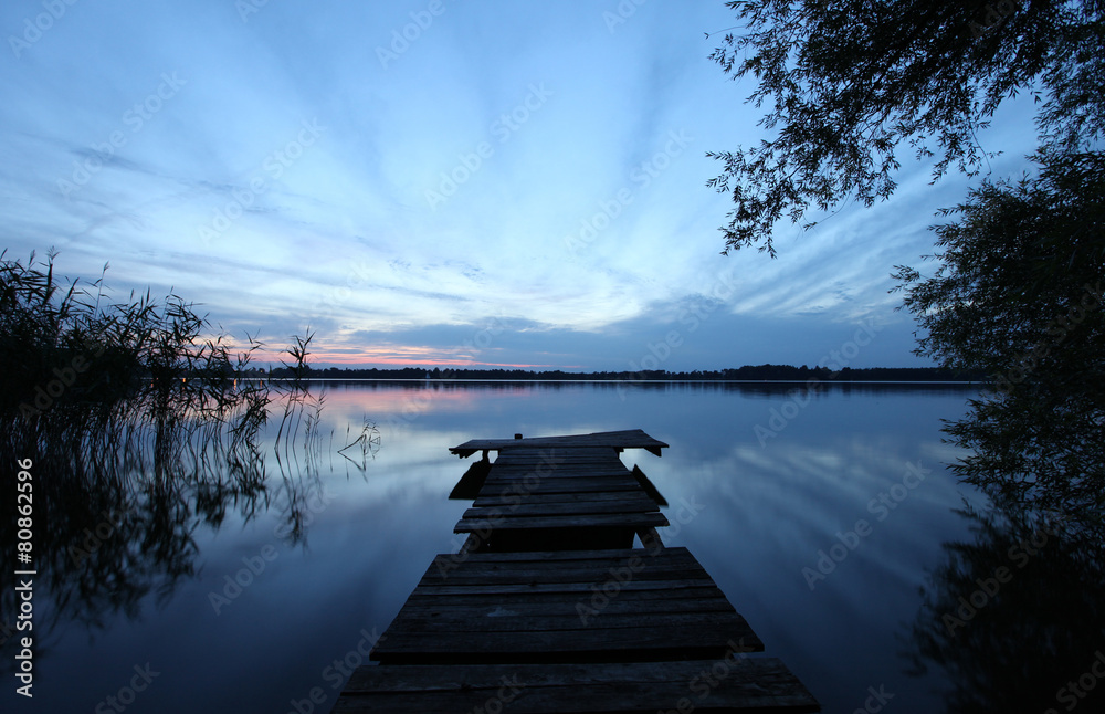 Naklejka premium old wooden pier at the lake