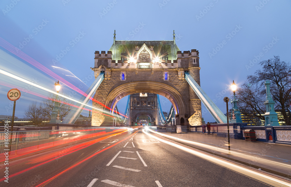 Obraz premium Tower Bridge and Traffic