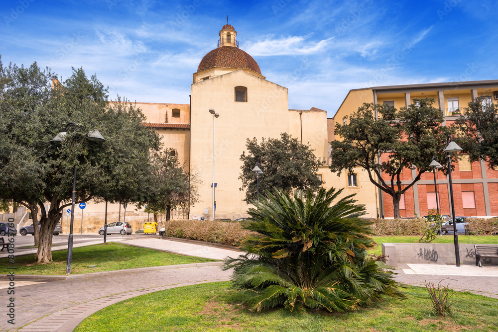 Cagliari, piazza Ss Cosma e Damiano e chiesa di San Lucifero