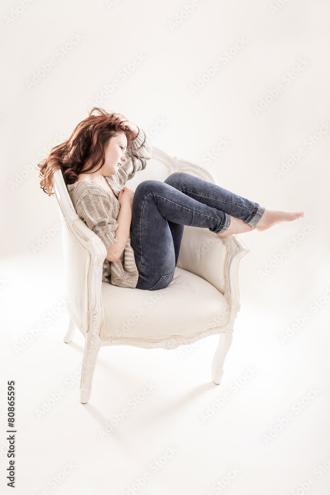 Junge Frau nachdenklich