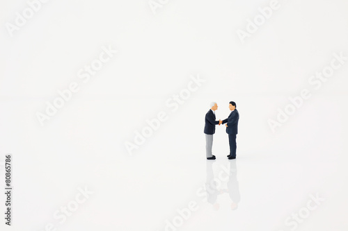 握手する男性イメージ