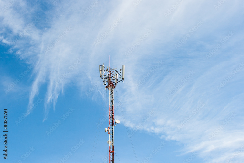 Obraz premium Telecommunications pole with nice cloud in sky