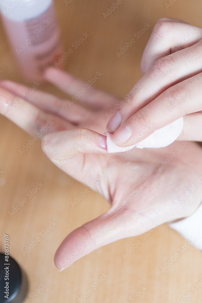 Naklejka premium woman in a nail salon receiving a manicure