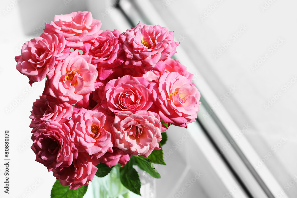 Obraz premium Bouquet of beautiful fresh roses on windowsill background