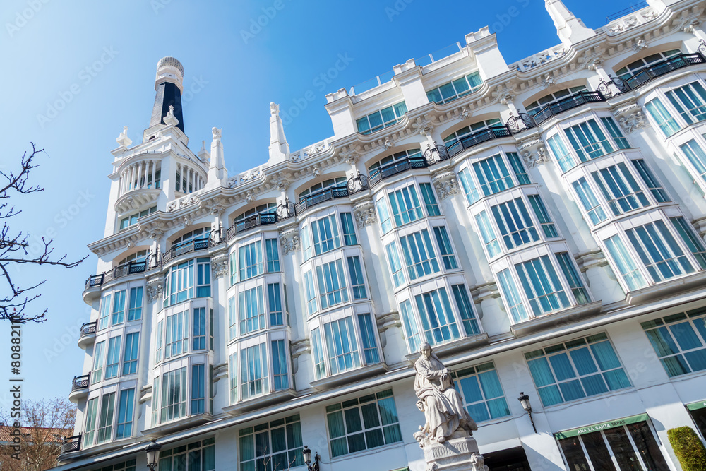 Fototapeta premium historisches Hotel ME Madrid Reina Victoria in Madrid