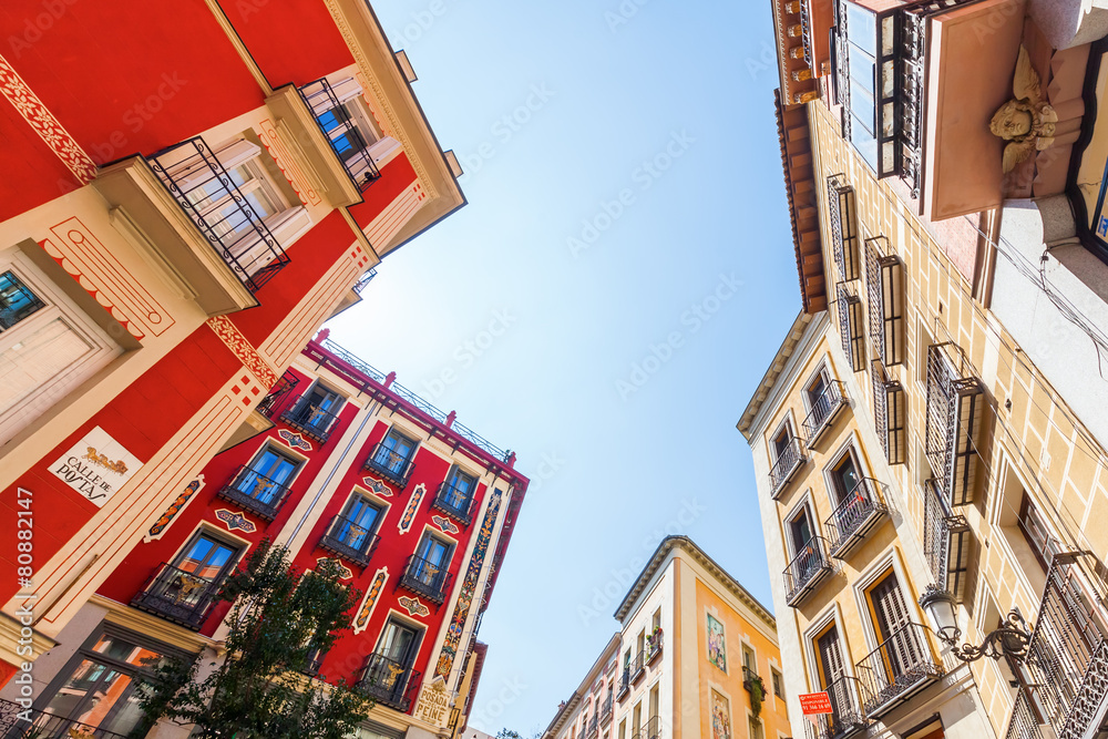 Fototapeta premium Domy na starym mieście w Madrycie, Hiszpania, niski kąt widzenia
