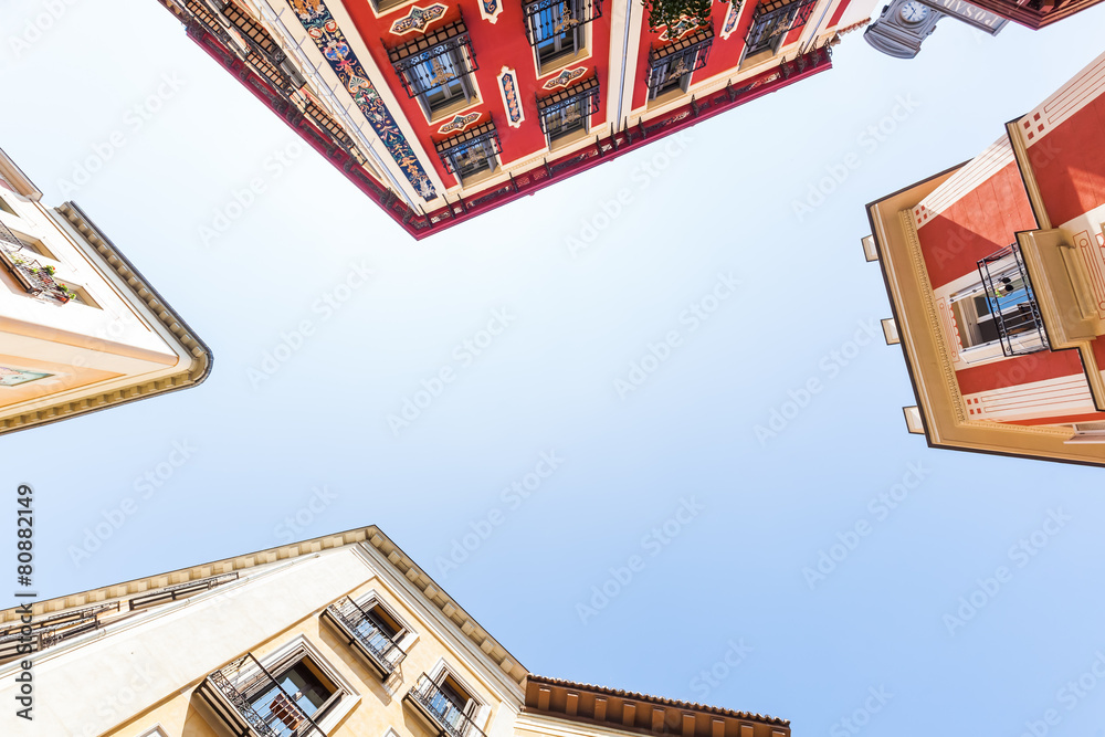Naklejka premium Häuser in der Altstadt von Madrid, Spanien, in Froschperspektive