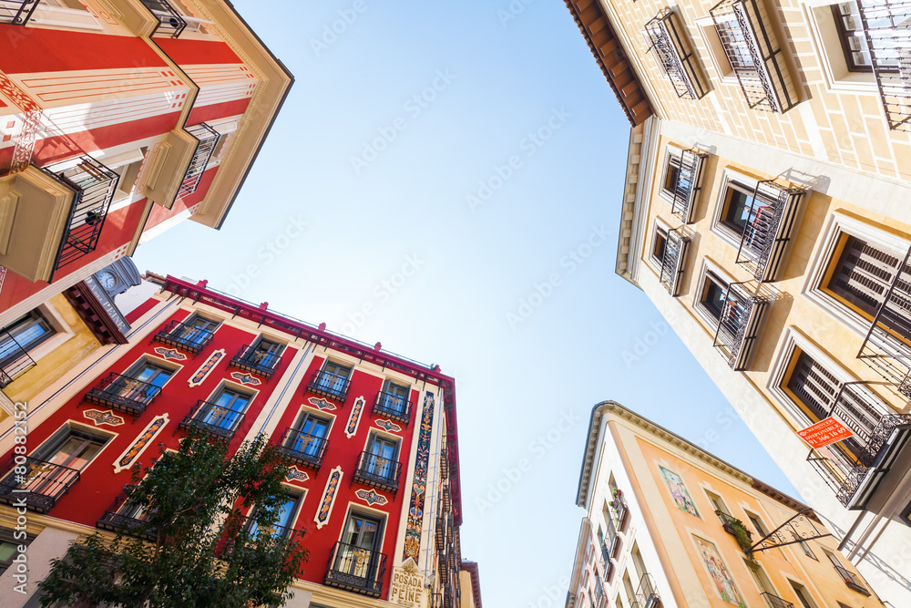 Häuser in der Altstadt von Madrid, Spanien, in Froschperspektive Häuser in der Altstadt von Madrid, Spanien, in Froschperspektive
