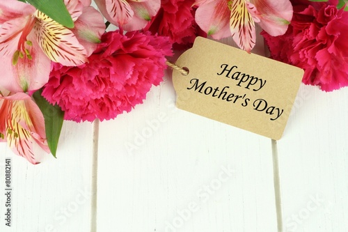 Happy Mother's Day gift tag with top border of pink flowers