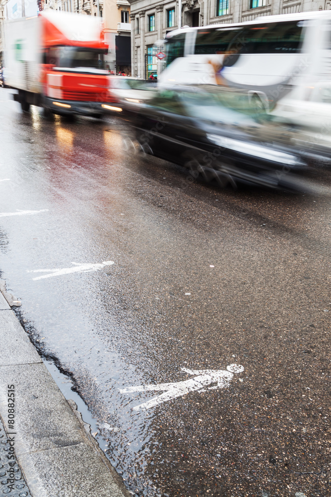 städtischer Verkehr auf nasser Straße in Bewegungsunschärfe städtischer Verkehr auf nasser Straße in Bewegungsunschärfe