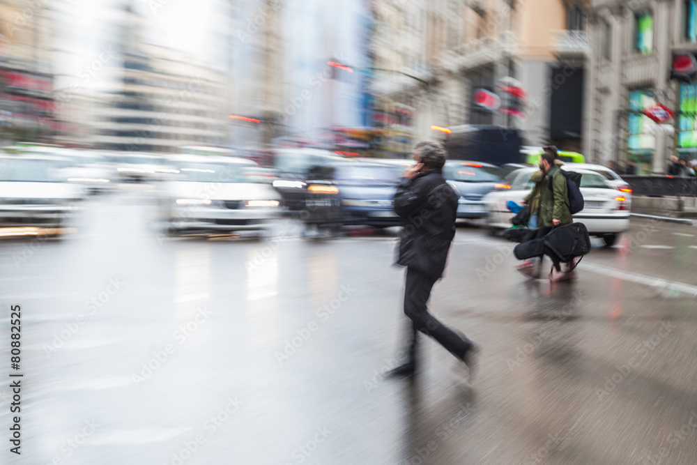 Bild mit Zoomeffekt von Menschen die eine Straße überqueren