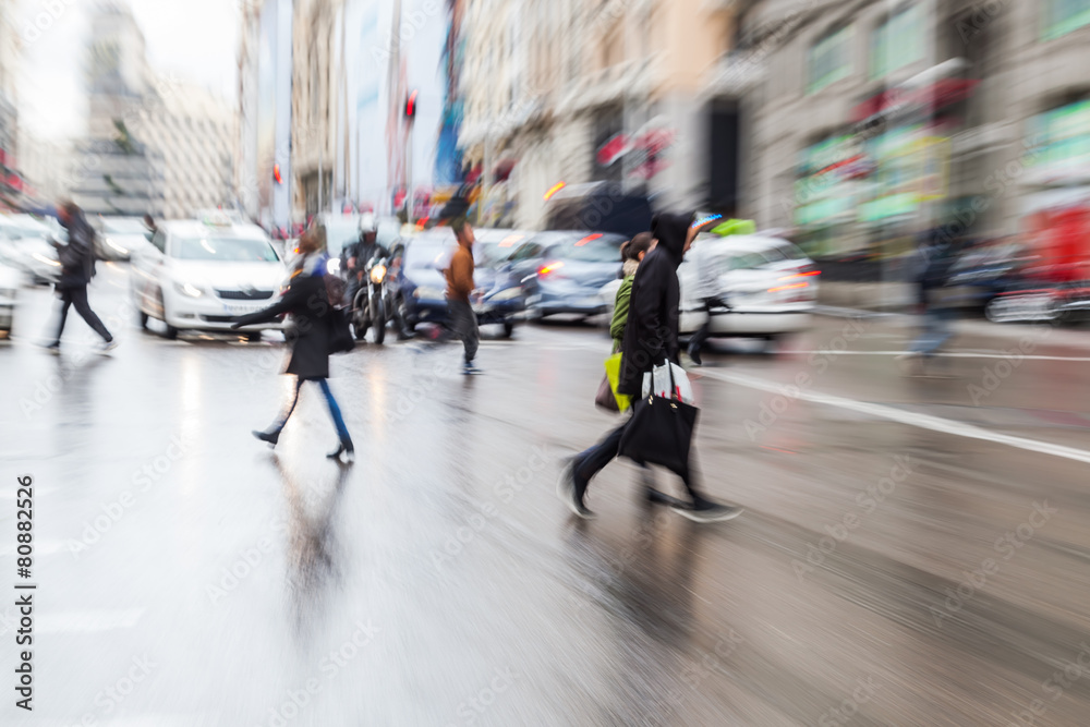 Bild mit Zoomeffekt von Menschen die eine Straße überqueren