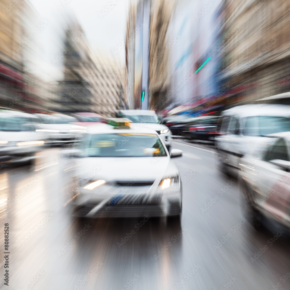 Bild mit Zoomeffekt vom städtischen Straßenverkehr Bild mit Zoomeffekt vom städtischen Straßenverkehr