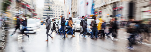 Bild mit Zoomeffekt von Menschen die eine Straße überqueren