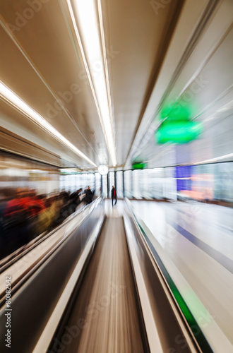 abstraktes Zoombild eines Laufbandes am Flughafen