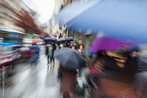 Bild mit Zoomeffekt von Menschen mit Regenschirmen