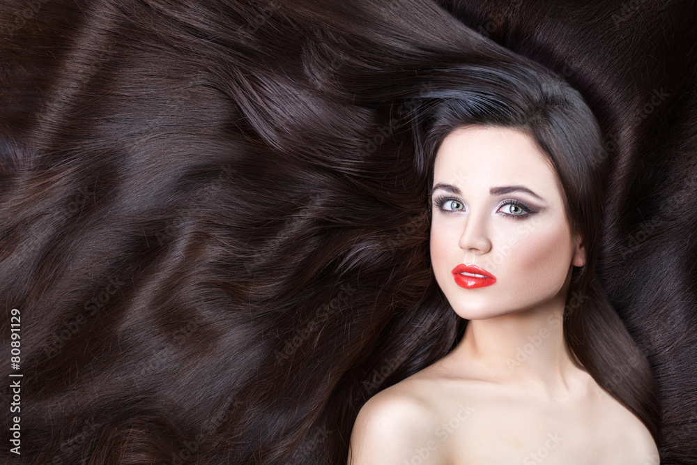Obraz premium Portret dziewczyny i dużo falujących włosów.