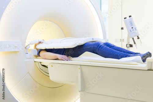 Patient während Kernspintomographie im Krankenhaus / Klinik / P photo