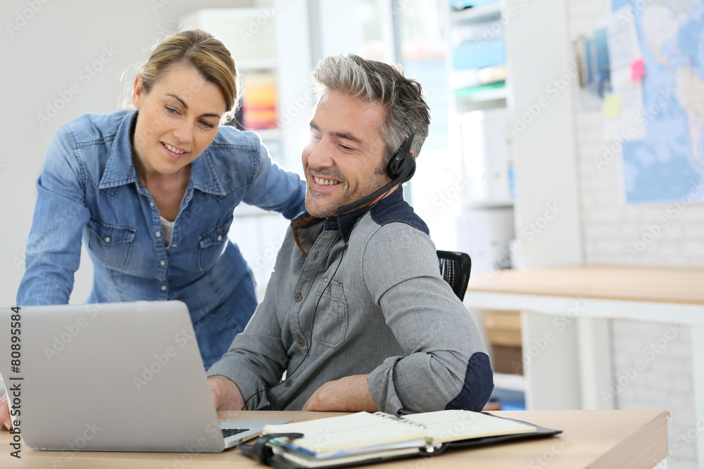 Obraz premium Colleagues in office working on laptop computer