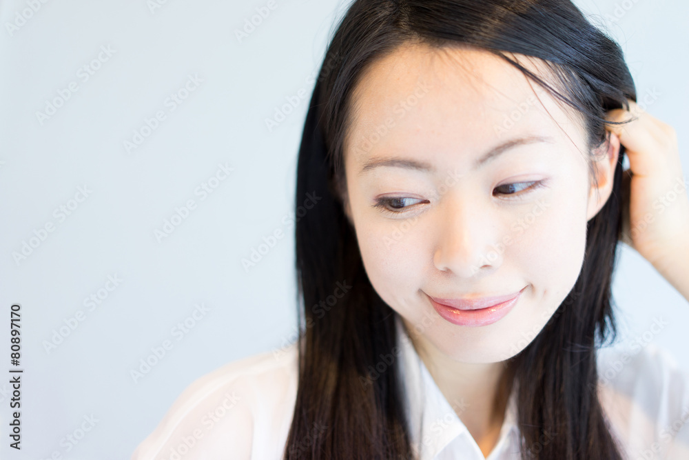 考える女性 考える女性