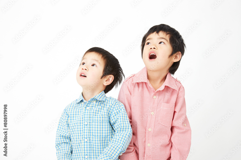 見上げる兄弟 見上げる兄弟