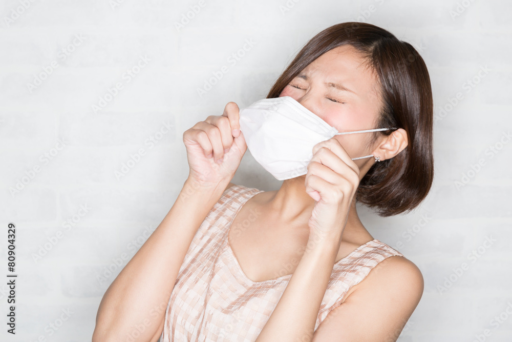 花粉症 くしゃみをする若い女性 花粉症 くしゃみをする若い女性