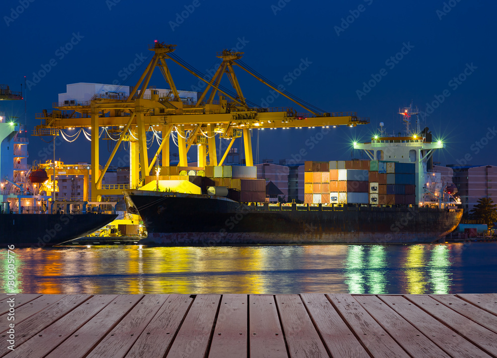 Gantry crane loading and unloading cargo container from cargo ship at ...