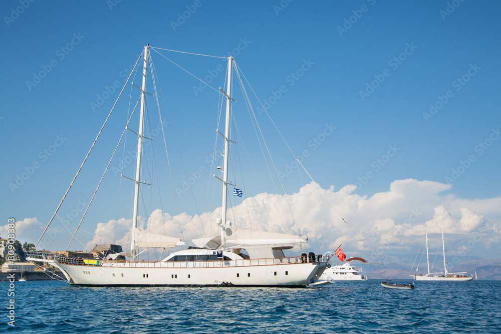 Luxusyacht: Segelschiff mit zwei Masten