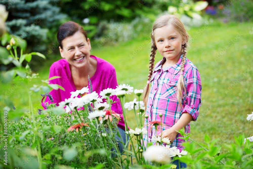 Mädchen mit Oma im Garten Mädchen mit Oma im Garten