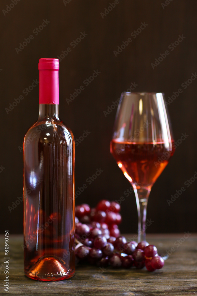 Obraz premium Bottle and glass of wine with grape