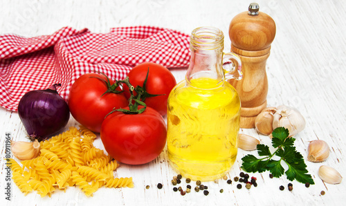 tomatoes, fusilli, garlic and olive oil