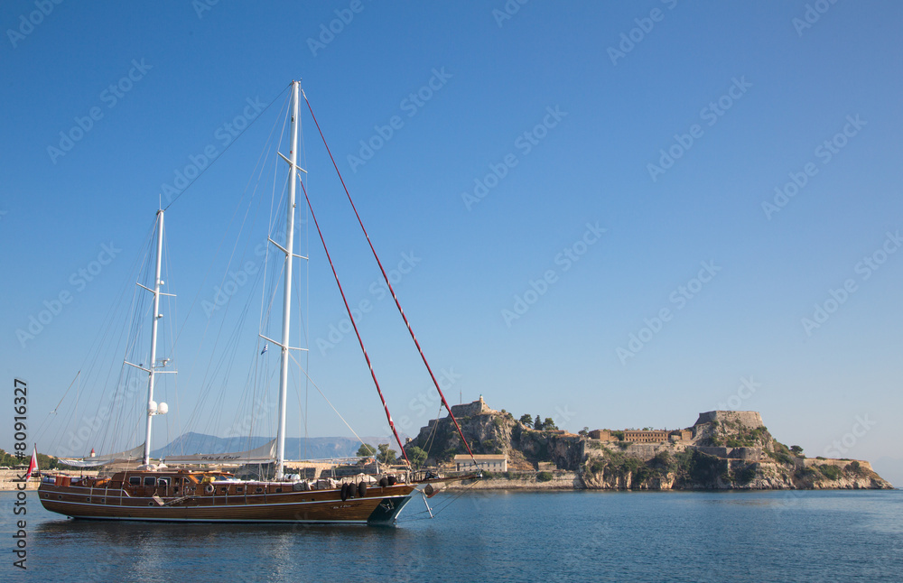 Yacht vor der Stadt Korfu auf den griechischen Inseln