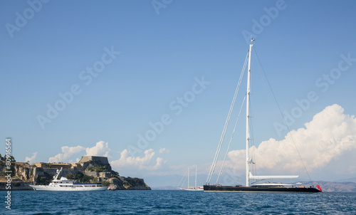 Segelschiff vor der griechischen Insel Korfu