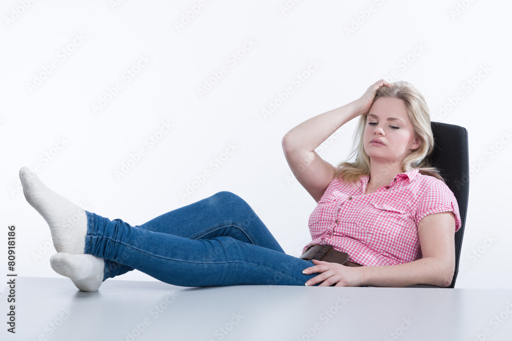 Mädchen ruht sich im Büro aus Mädchen ruht sich im Büro aus